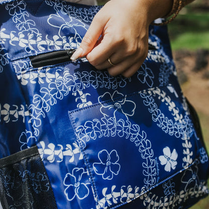 holoholo bag with pua kenikeni lei and flowers in blue from Puakenikeni Designs back outside zipper pocket