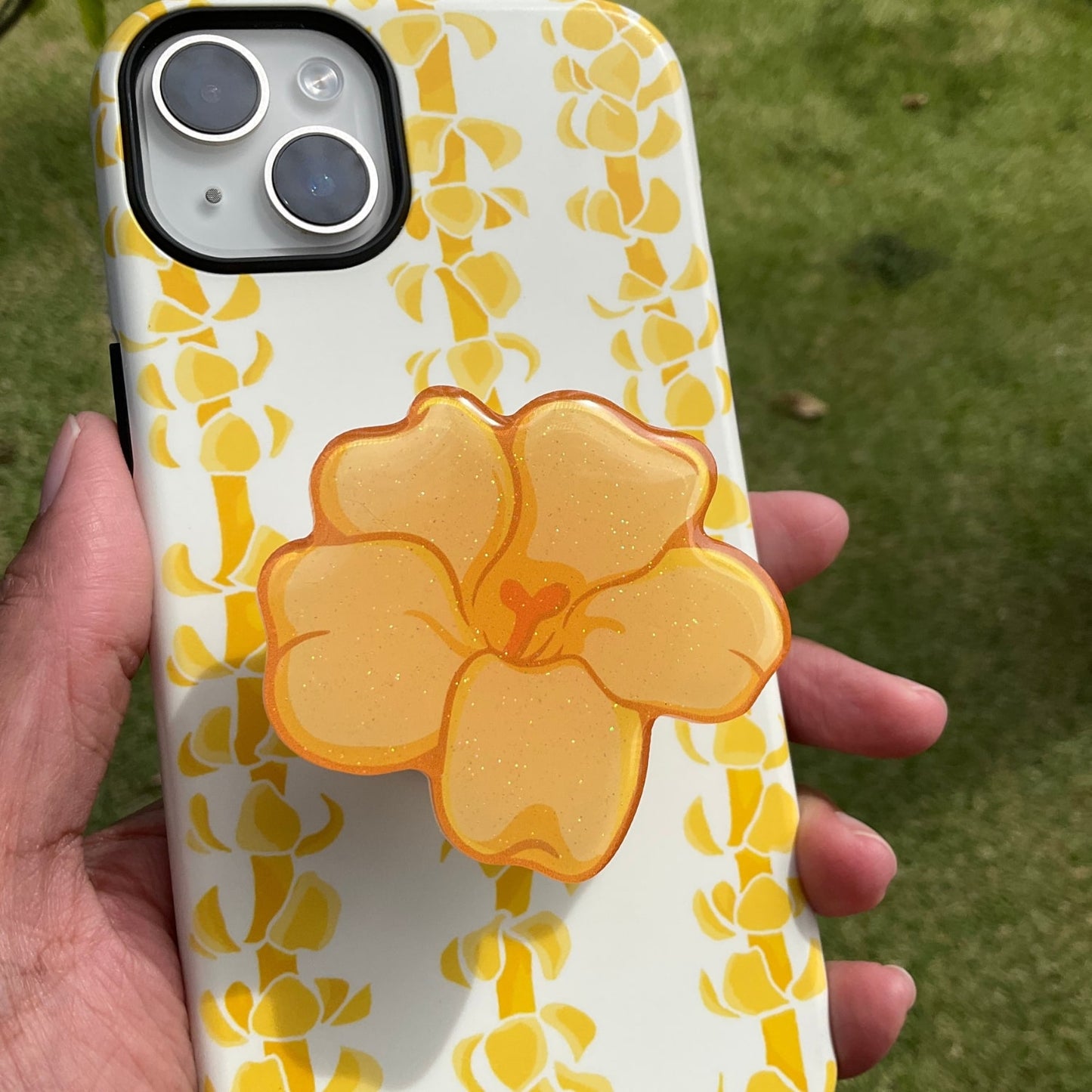 popsocket for hawaii - puakenikeni flower - on the back of a hawaiian iphone case