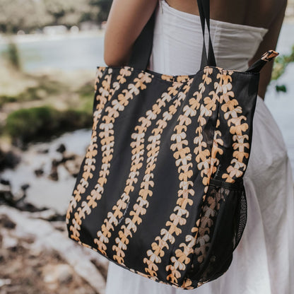 Holoholo bag with pua kenikeni lei in Kaulua by Puakenikeni Designs - Made for Hawaii Pua kenikeni tote bag close up on model's shoulder