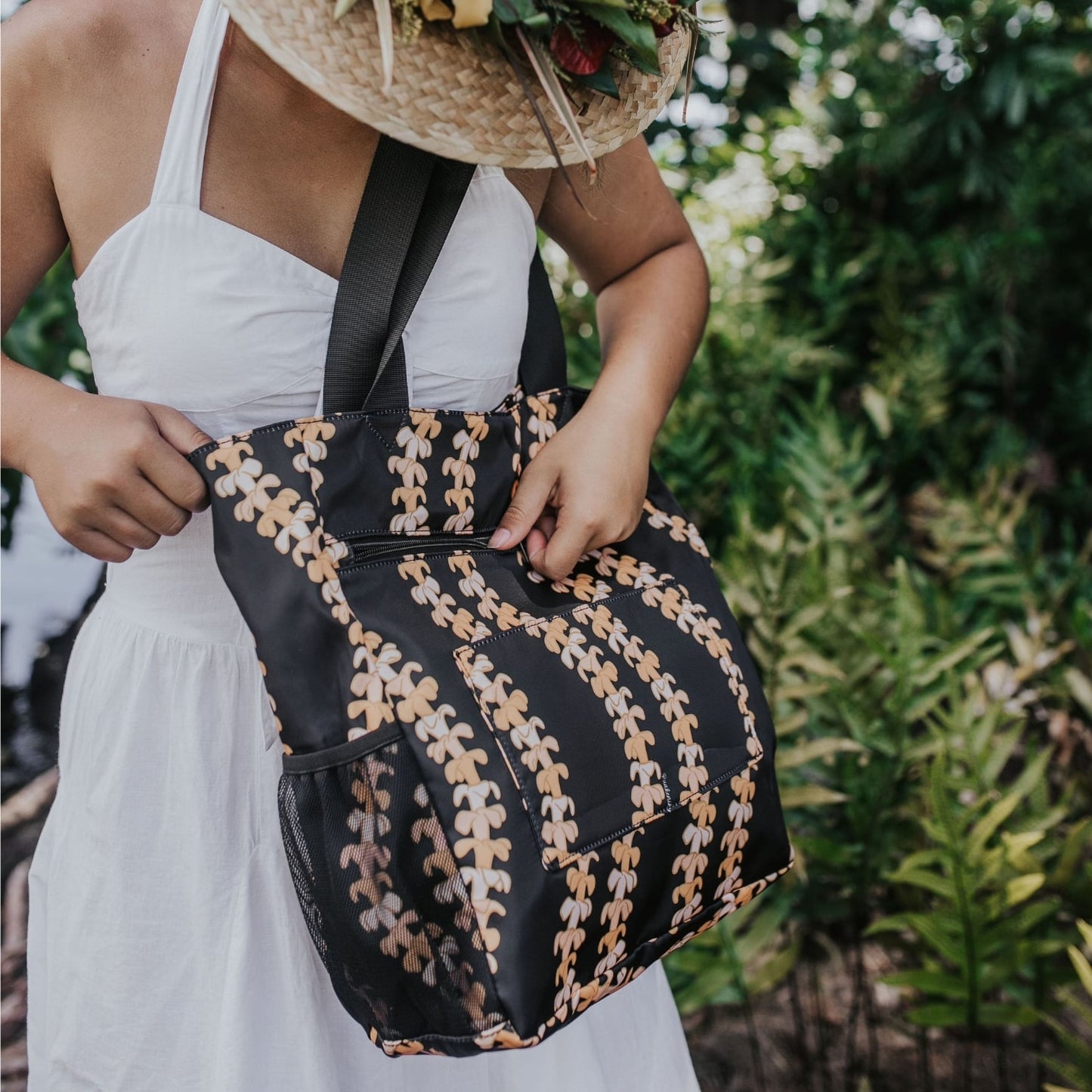 Holoholo bag with pua kenikeni lei in Kaulua by Puakenikeni Designs - Made for Hawaii Pua kenikeni tote bag model opening back zipper