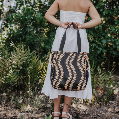 Holoholo bag with pua kenikeni lei in Kaulua by Puakenikeni Designs - Made for Hawaii Pua kenikeni tote bag model holding