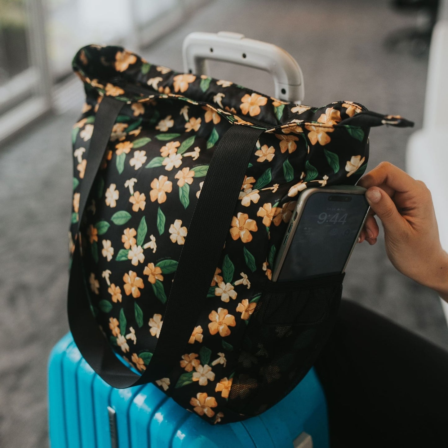 Holoholo bag with pua kenikeni flowers and leaves from Puakenikeni Designs close up side pocket